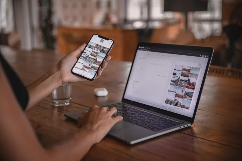 Afbeelding van een laptop op een bureau met telefoon